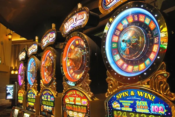 apintoto mobile app displaying live football markets and live casino tables on an Android screen